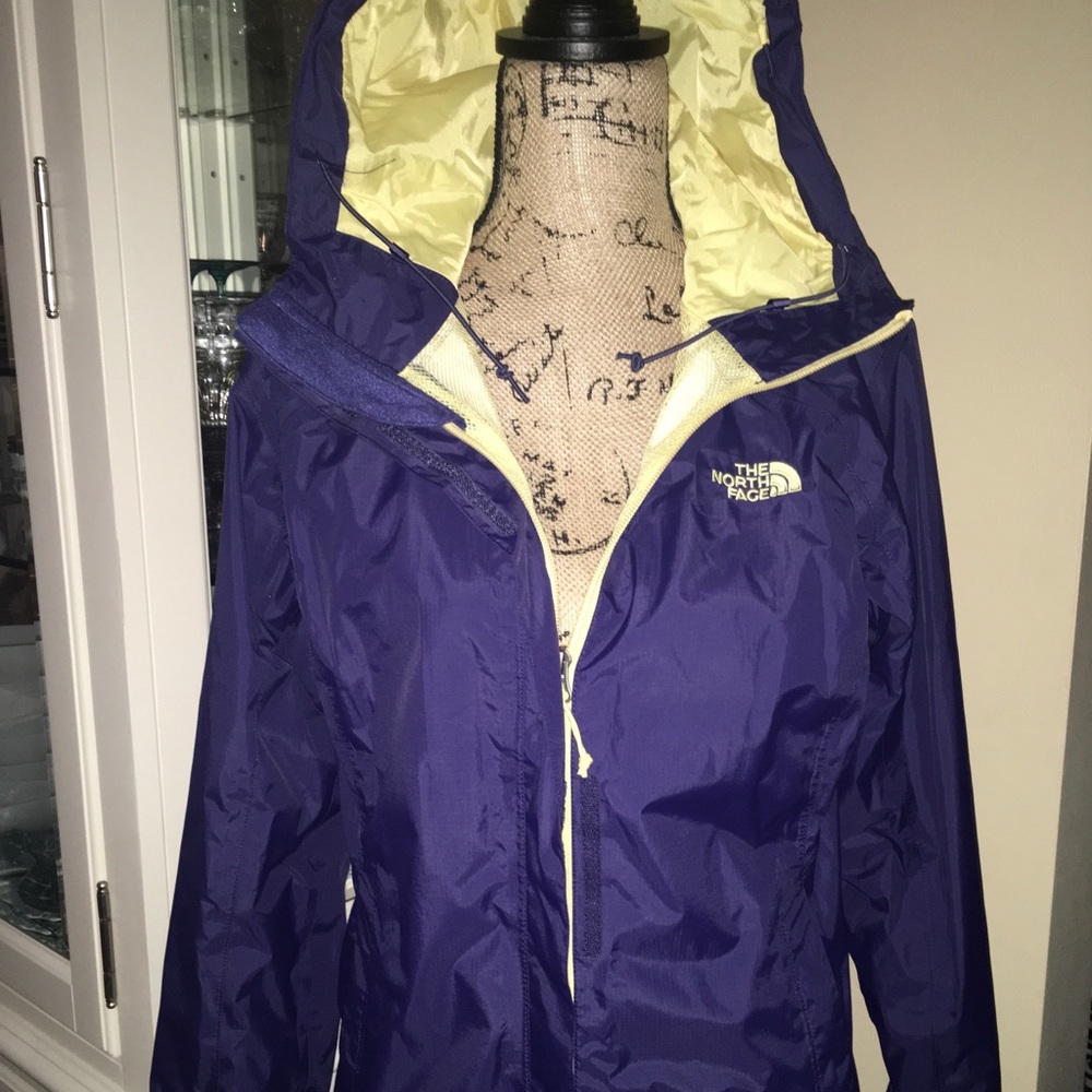 💚 75% OFF BLUE AND YELLOW NORTH FACE JACKET